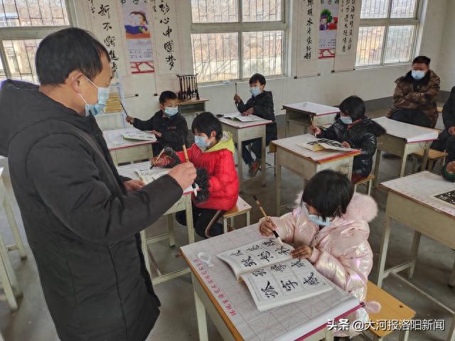 洛阳教师筹2万余元为农村小学建“书画室”曾被网友点赞：乔大侠