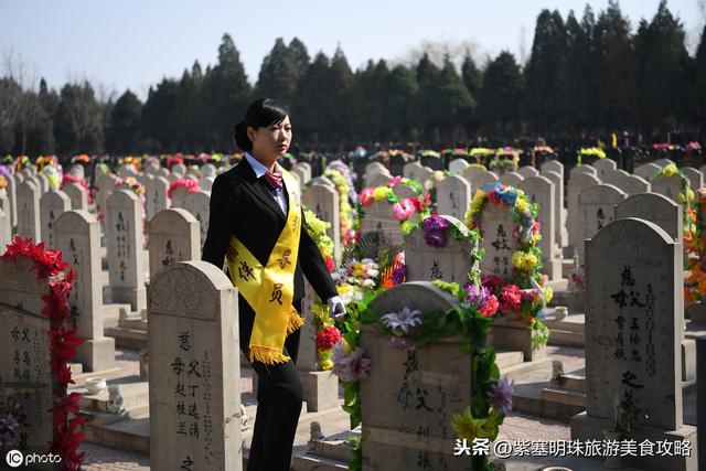 河北殡葬第一村：家家门口摆花圈，一条街关照生死