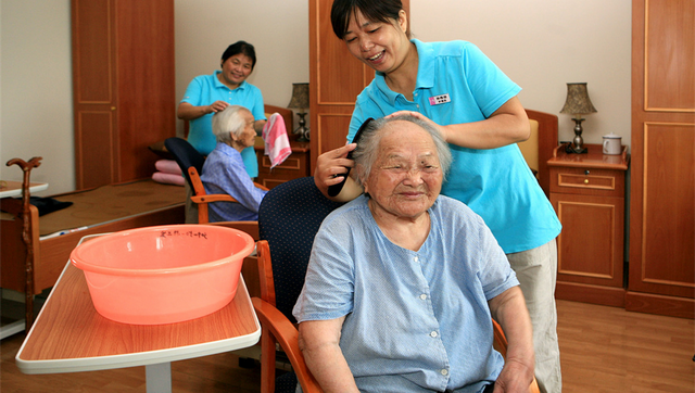 高姓夫妻怀孕生了3个孩子，太奶奶给孩子取名字，众人笑喷！