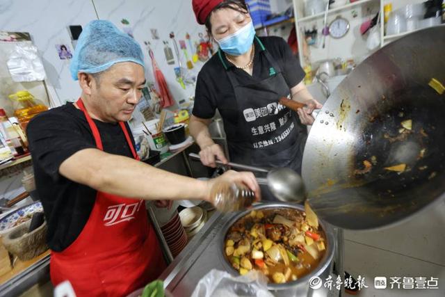 拾光｜济南一家炒鸡店老板以诗会友，爱写诗也爱炒鸡