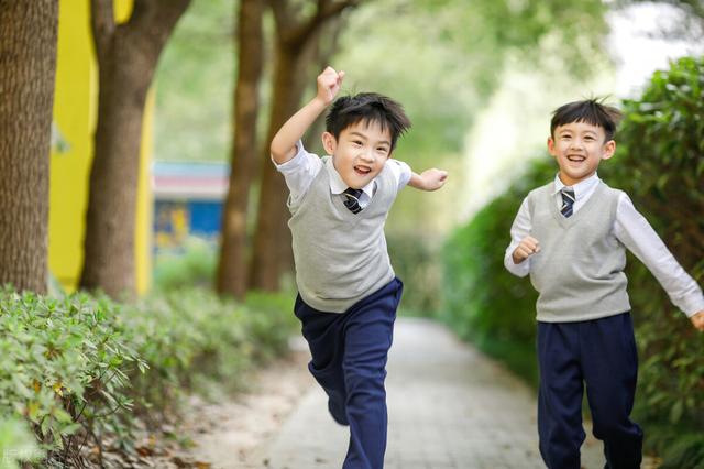 命里缺金缺水男孩名字，缺金缺水的男孩名字洋气