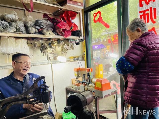 江夏修鞋匠资助残疾困难家庭学子，帮助百余残疾人解决就业