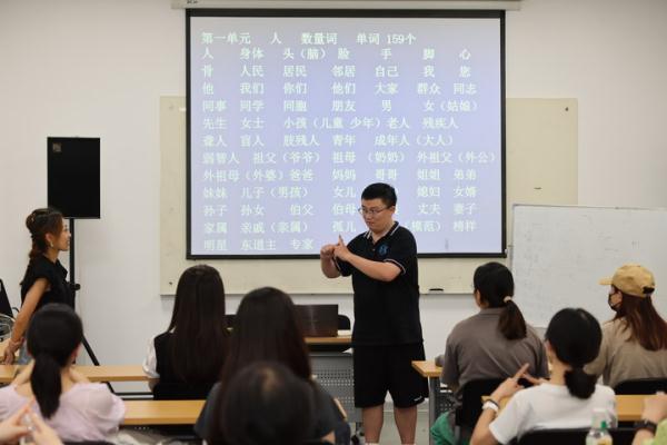 年轻人爱上夜校，这样的夜生活“蛮灵咯”