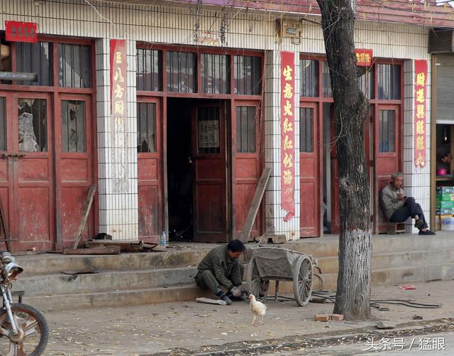 杜师傅开两间小门面，干电气焊补胎，乡里乡亲人情活不赚钱也得干