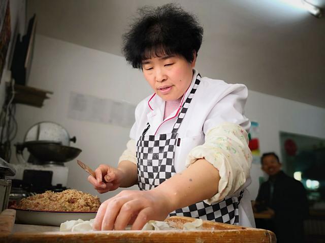 乌鲁木齐“女友饺子馆”开了15年，饺子馅汁多味道好