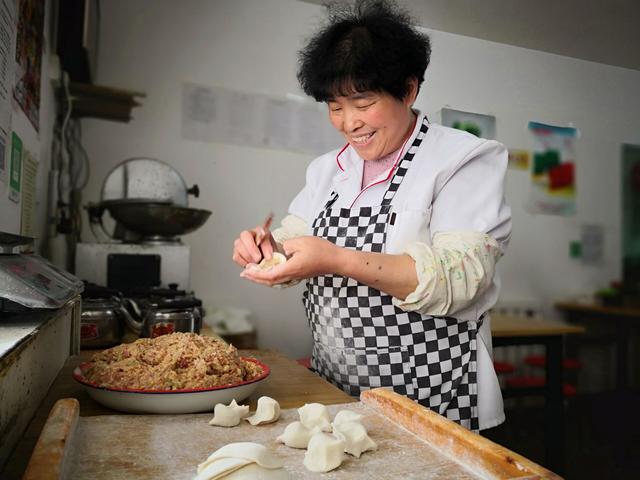 乌鲁木齐“女友饺子馆”开了15年，饺子馅汁多味道好