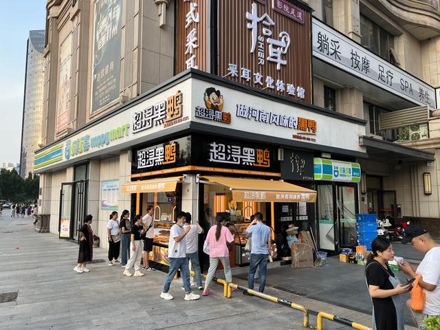 “麻辣隔壁”“饭醉团伙”？谐音+擦边！餐饮店起名创意变奇葩秀