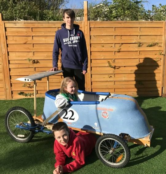英国工程师父亲带两兄弟在家用浴缸自制卡丁车