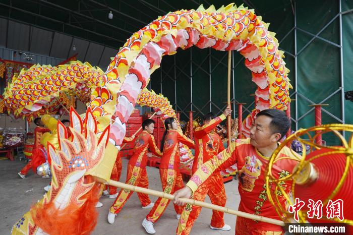 （新春走基层）昆明龙狮传承人毕付华和“龙狮少年”们