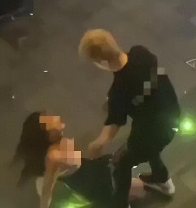 酒吧里醉酒美女不雅行为，男友阻拦无果，路人围观惊叹不已！