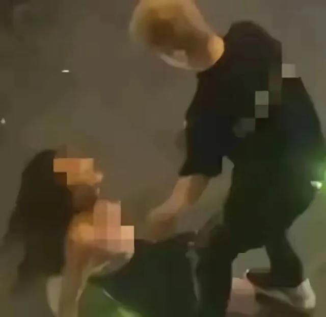 酒吧门口美女醉酒露底，男友遮拦无效！路人围观看光