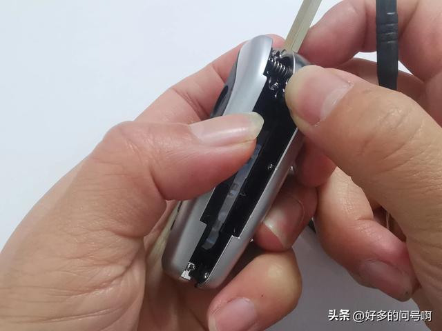 北汽绅宝车钥匙外壳拆解流程，昌河遥控器教你怎么更换电池。