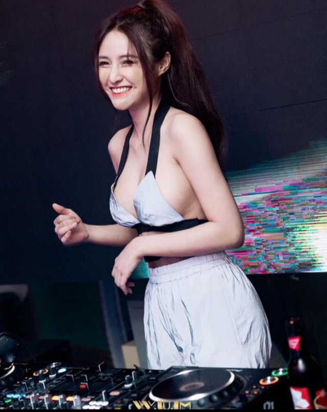 越南美女DJ身材曼妙、笑眼迷人，网友称其神似Angelababy