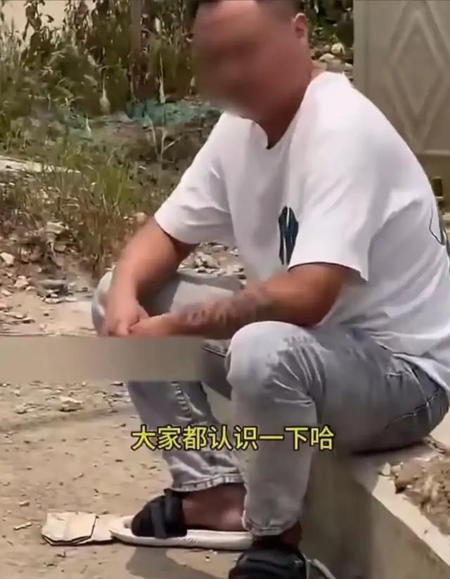 一女子大白天和情人在车上偷情，被老公堵个正着，震撼呢？