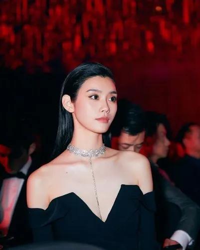 9位女星尴尬瞬间，舞台穿超短裙露出底裤，博眼球身着泳衣上综艺