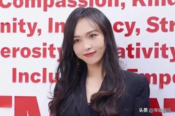 美女演员唐嫣线下活动生图曝光，头部大小引热议：网友惊呼头好大