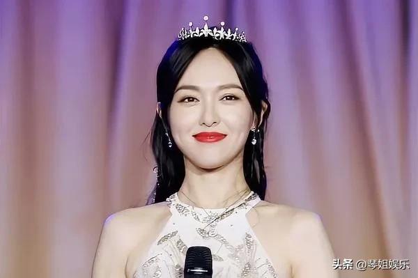 美女演员唐嫣线下活动生图曝光，头部大小引热议：网友惊呼头好大