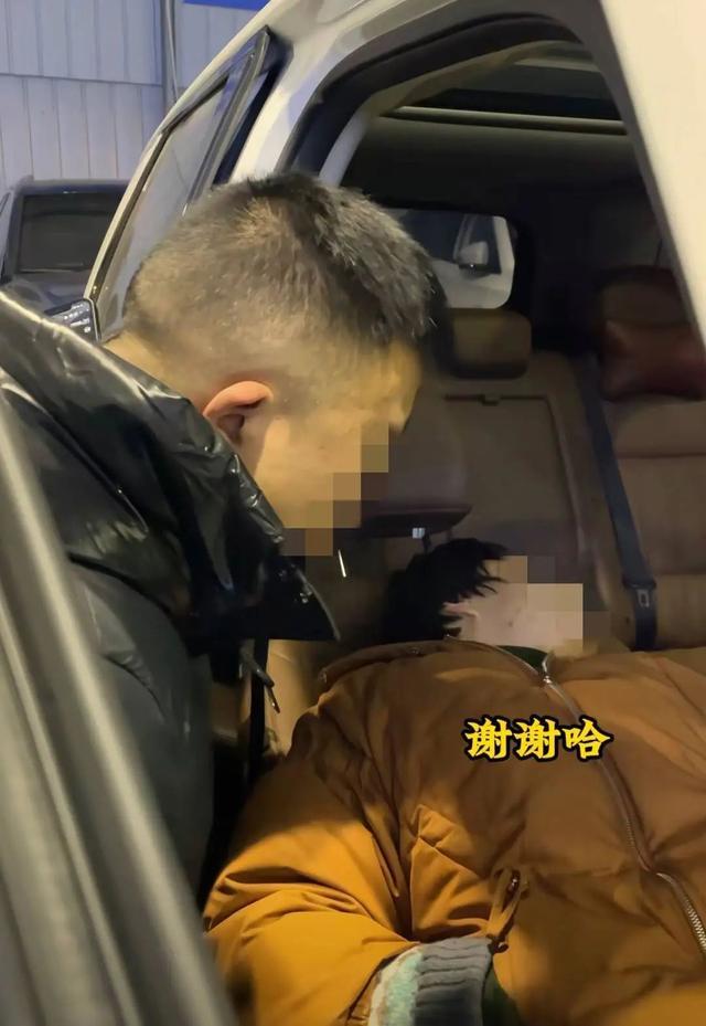 女子卖车后反悔，强行在车里吃喝拉撒睡90小时，车商：已经变成“尿泡车”