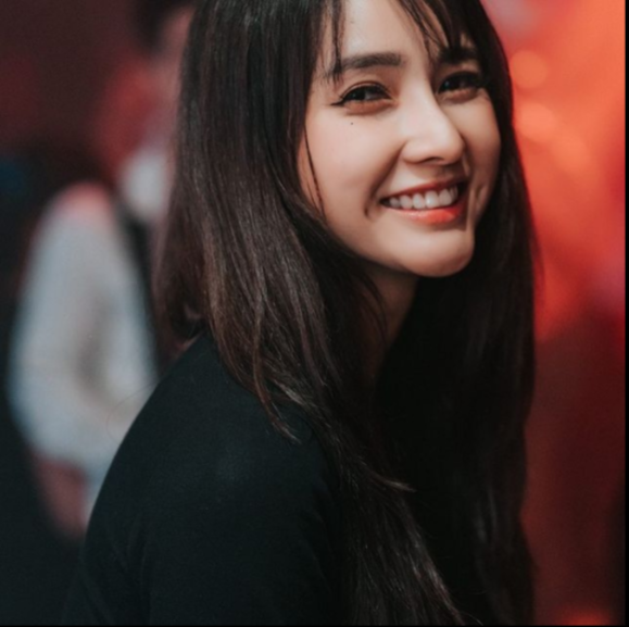 越南美女DJ身材曼妙、笑眼迷人，网友称其神似Angelababy