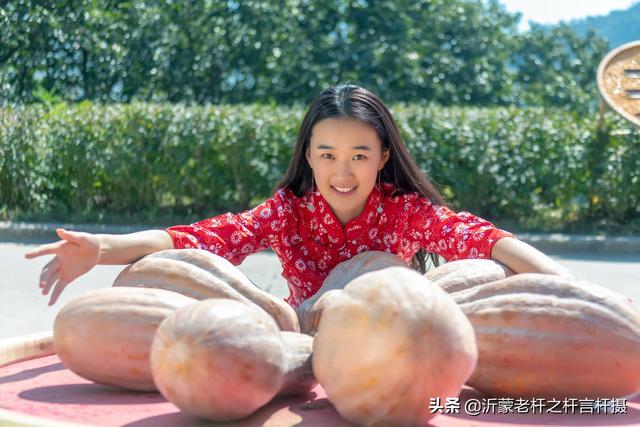 女孩山里红的最炫蒙山丰收节 另类走秀火爆全场 大山深处有美女呀