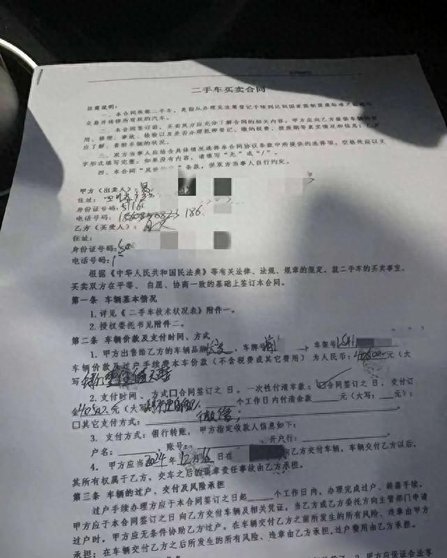 女子卖车后反悔，强行在车里吃喝拉撒睡90小时，车商：已经变成“尿泡车”