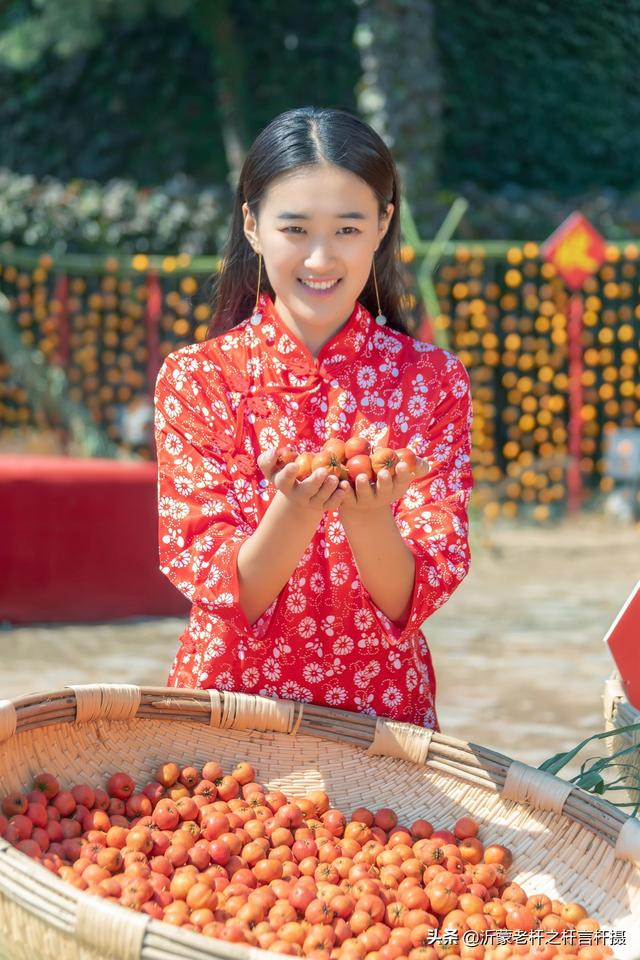 女孩山里红的最炫蒙山丰收节 另类走秀火爆全场 大山深处有美女呀