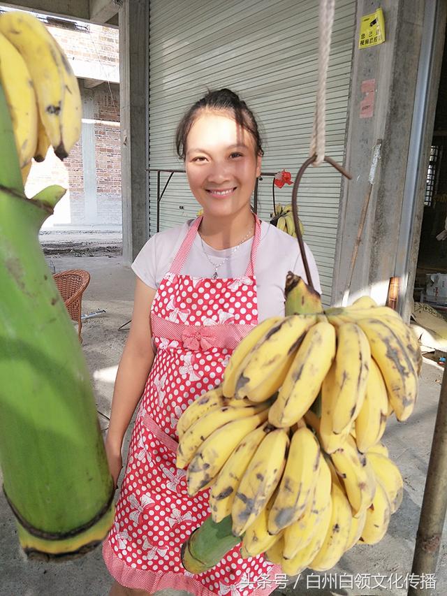 乡下淳朴香蕉美女的生意特别红火，过路司机喜欢停车购买！