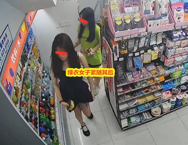 女子超市偷烟藏裙底，趁人不注意偷偷溜走，同伴离开还顺走两瓶水