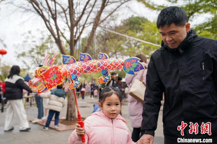 （新春见闻）广西宾阳炮龙舞千年 花式焕新“出圈”