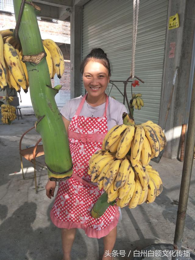 乡下淳朴香蕉美女的生意特别红火，过路司机喜欢停车购买！