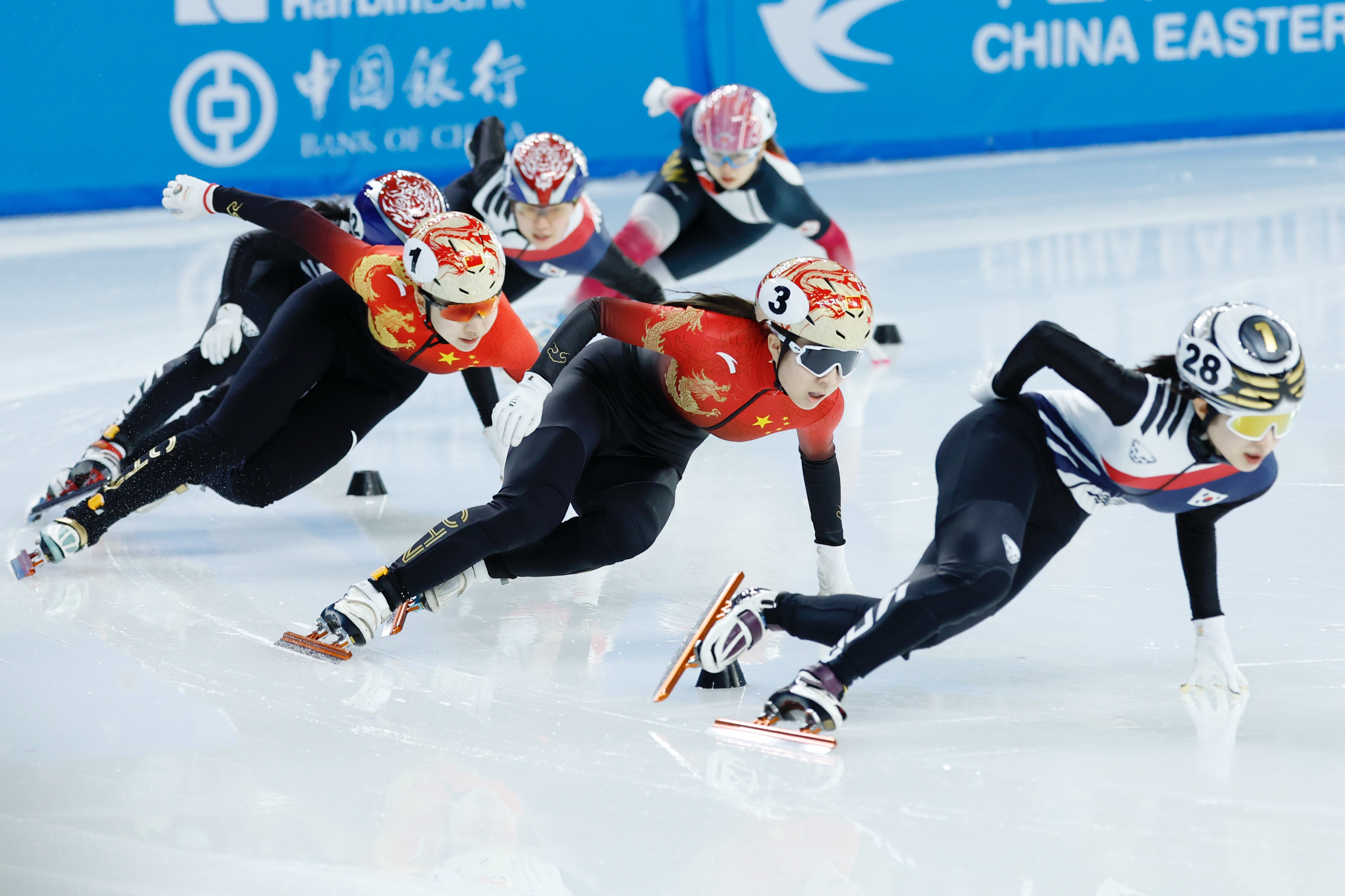 亚冬会短道速滑女子1500米决赛：韩国选手夺冠 中国队收获银牌和铜牌