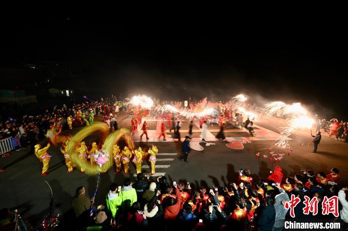 （新春走基层）浙江宁海民俗巡游闹元宵 璀璨鱼灯点亮海湾