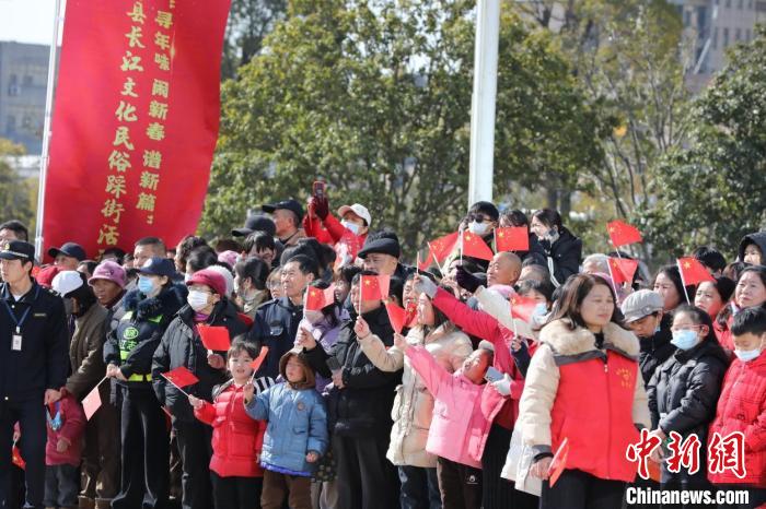 （新春走基层）江西彭泽：民俗踩街闹新春