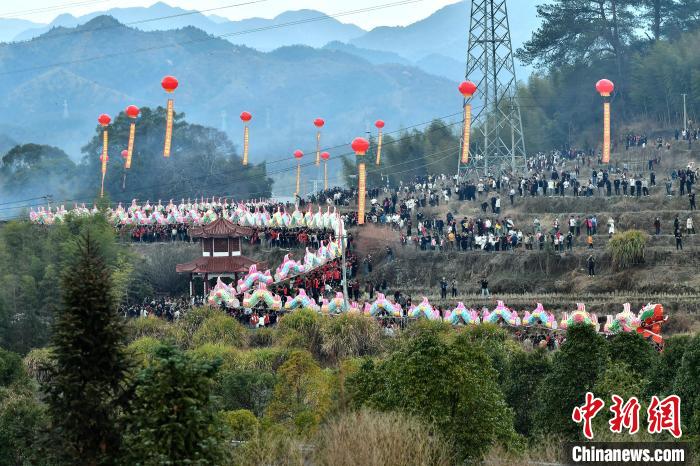 福建连城：巨龙“古事”喜闹元宵