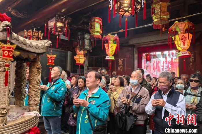 （新春走基层）“闽台东石灯俗”在晋江举办 逾百位台胞同数一宫灯