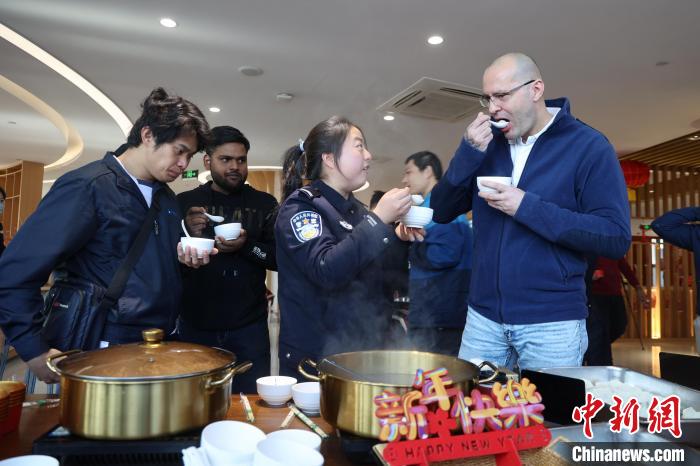 （新春走基层）元宵节将至 浙江宁波舟山港国际海员感受中国年味