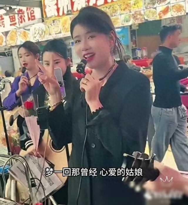 大哥1500请15个美女合唱“你”，把自己感动哭了，一看就是