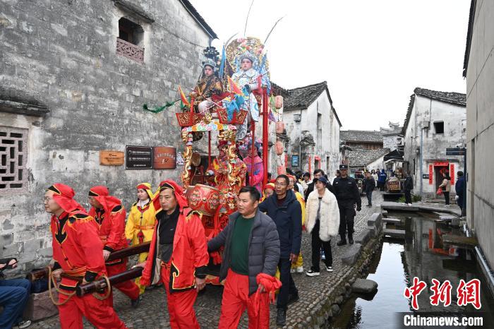 （新春走基层）浙江宁海鼓亭抬阁闹元宵 传承超500年民俗定期返场