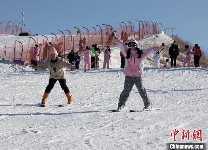 40余名台胞宁夏感受冰雪魅力