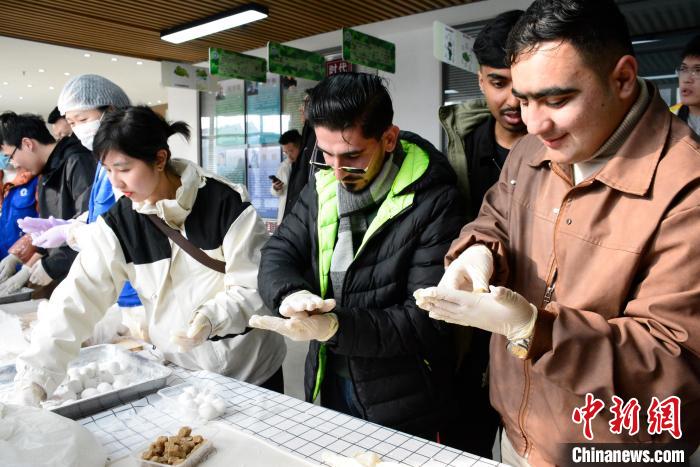 多国留学生走进上合示范区 体验元宵节里的“中国味”