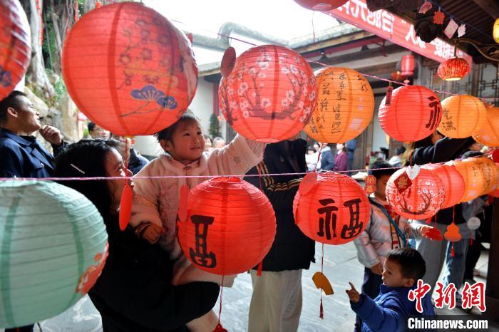 （新春见闻）两岸乡亲元宵节赏灯话团圆