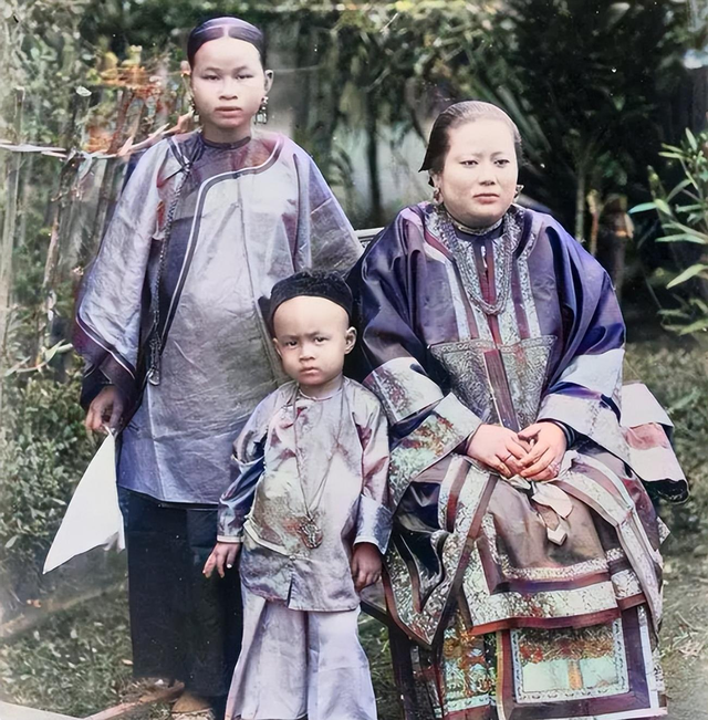 变态的纳粹德国，脱光犹太人女人衣服，集体屠杀!