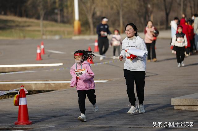 山西临汾：长城小勇士 赛道竞风流