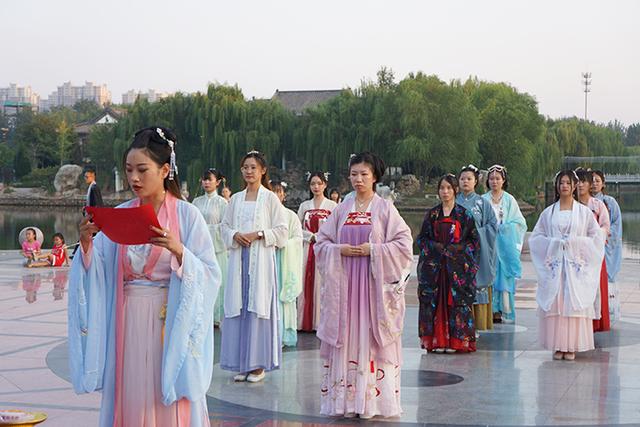 德州众多美女子身着汉服中秋祭月