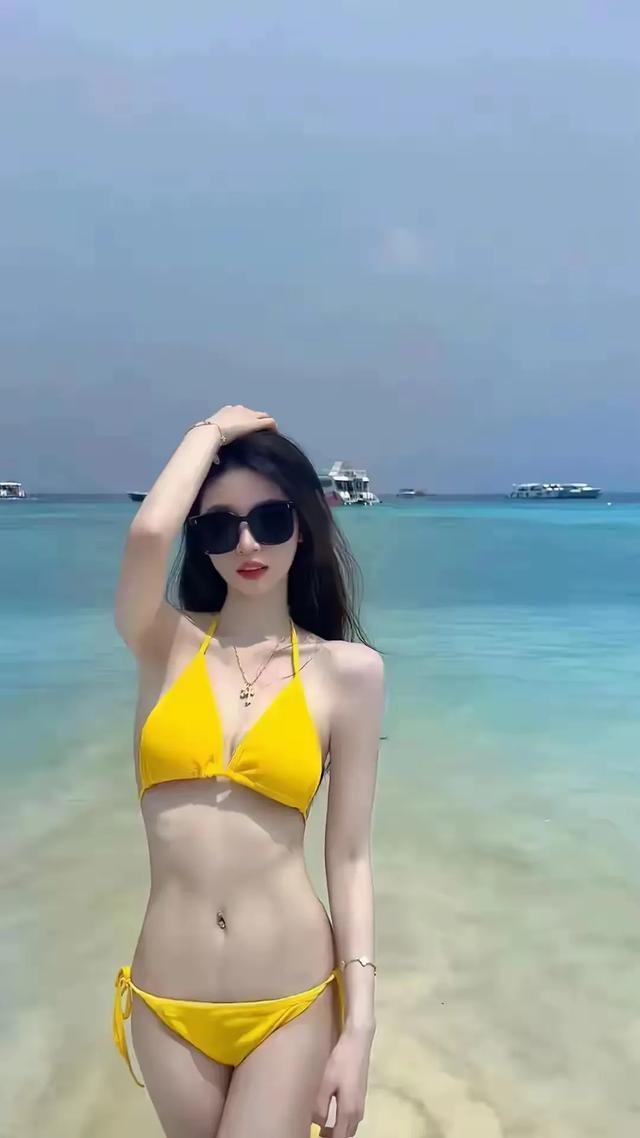 夏日狂欢：比基尼美女写真集带你畅游海滨魅力