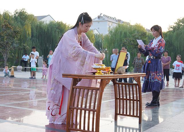 德州众多美女子身着汉服中秋祭月