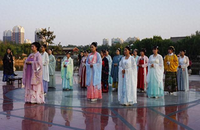 德州众多美女子身着汉服中秋祭月