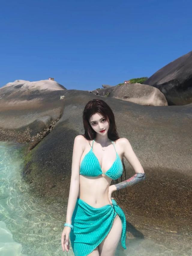 海滨风情：比基尼美女的浪漫写真