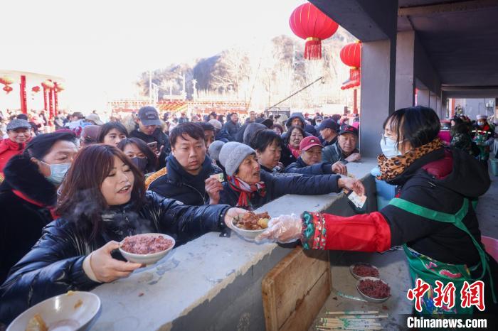 “敛巧饭”北京怀柔琉璃庙热闹开席 民众感受百年非遗魅力