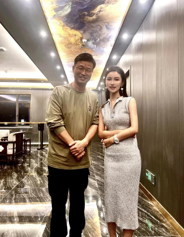 王迅与美女富婆聚餐！豪宅装修大气金碧辉煌，张钧甯全素颜现身